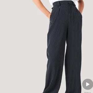 Nakd Flared Striped Pants strl 36 - Marinblå med vita ränder (första bilden från NA-KD hemsida)