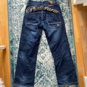 Phat Classic Jeans 🔥💯 - Riktigt feta phat classic jeans som är i hyfsat bra skick! dom är dock ganska små, måtten är: midja 37cm, från gylfen till ner 77cm. fråga för mer bilder!