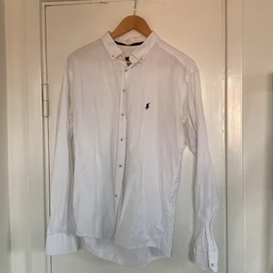 Polo Ralph Lauren skjorta - Vit skjorta, i princip oanvänd. Säljer pga att den e för lite för mig då jag fick den av min bror