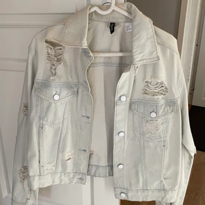 Jeansjacka  - Jätte fin sliten jeans jacka från hm, köpt för 299kr, är i storlek 38/Small. Frakt tillkommer på 57kr