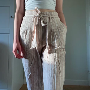 randiga linnebyxor - säljer dessa superfina linnebyxor som är perfekta nu till våren och sommaren 🥰 de är sparsamt använda och därmed i mycket gott skick! skicka gärna ett meddelande om du har några frågor! 🤍