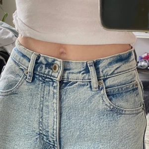 pull & bear jeans - säljer dessa ljusa jeans från pull&bear! samma modell som min förra annons på de svarta jeansen. de är väldigt sköna och va mina favvojeans förut men nu kommer de aldrig till användning :( midjemått: 61 cm innerbensmått: 66 cm 💕