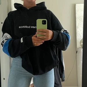 New Balance Hoodie  - Huvtröja från New Balance. Storlek XL men sitter snyggt oversized på mig som vanligtvis bär M❤️