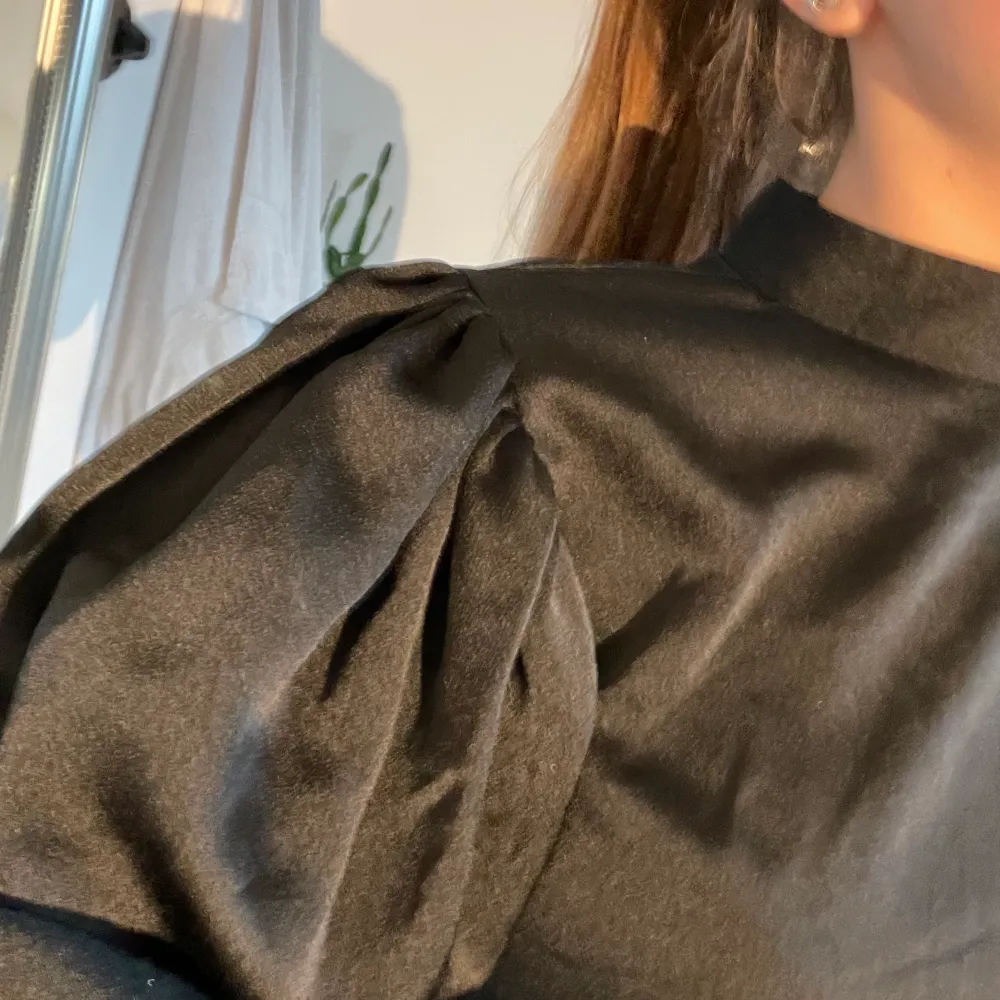 En fin blus från sisters point, använd omsorgsfullt på middagar. Glansigt skönt tyg och gömd dragkedja i ryggen. Priset kan diskuteras :). Puserot.