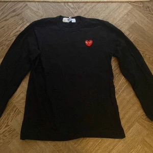 PLAY Comme des garcons tröja - Långärmad t-shirt från comme des garcons i nyskick som är lite minde i storleken, passar mig som är xs-s. Skriv för fler bilder, pris kan diskuteras. Nypris ca 1200, självklart äkta:)