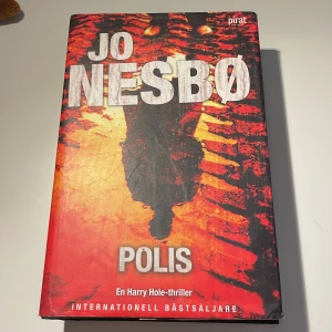 Polis av Jo nesbo  - Polis handlar om en Oslopolis som hittas mördad vid samma datum och samma plats som där han några år tidigare utrett ett mord och det verkar it vara en slump.. bok är en internationell bästsäljare😍