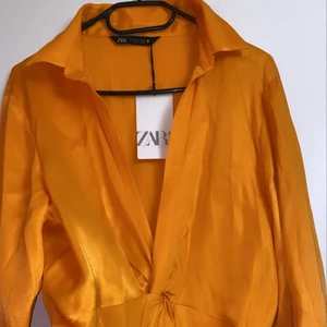 Zara klänning - Oanvänd från Zara i spanien. Står storlek XL men passar en M/L perfekt 