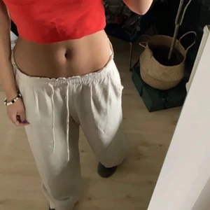 Linne byxor  - Jätte fina linnebyxor från hm🍀 bra skick. Är 171 cl o de sitter bra i längden på mig. Skulle nog säga att de passar mellan 165-175 men går ju såklart att sy upp också. Brukar ha storlek 34-36, men de sitter fint lågmidjat💕🪐
