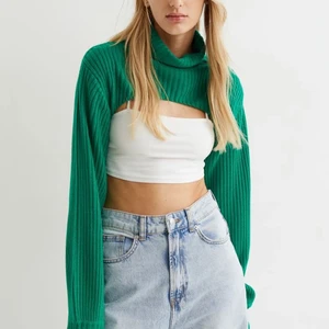 Croppad polotröja - Supersnygg croppad polotröja från hm!❤️ Använd vid ett fåtal tillfällen bara så den är i nyskick!😍 skriv privat vid intresse 