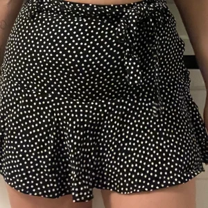 Kjol/shorts  - Shorts under men ser ut som en kjol över. Köpt på zara. Stl S. 