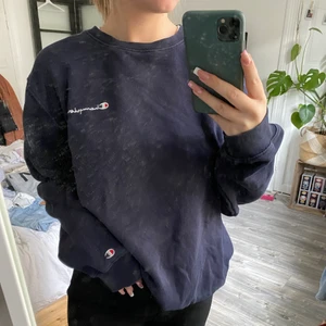Champion sweatshirt - Säljer denna fina sweatshirten från champion! Knappt använd, mysig och stilren! Jag är en s/m o den sitter oversized på mig då de är herrstorlek L! Om ni vill ha fler bilder bara fråga! Köparen står för frakten! Köp nu för 250kr + frakt (66kr)