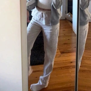 Linnebyxor  - Säljer mina linnebyxor från hm som är slutsålda! Storlek S och är i fint skick! Skriv vid fler frågor eller bilder🤍 MÅNGA INTRESSERADE SÅ SÄLJER INTE FÖR LÄGRE ÄN 280!💗