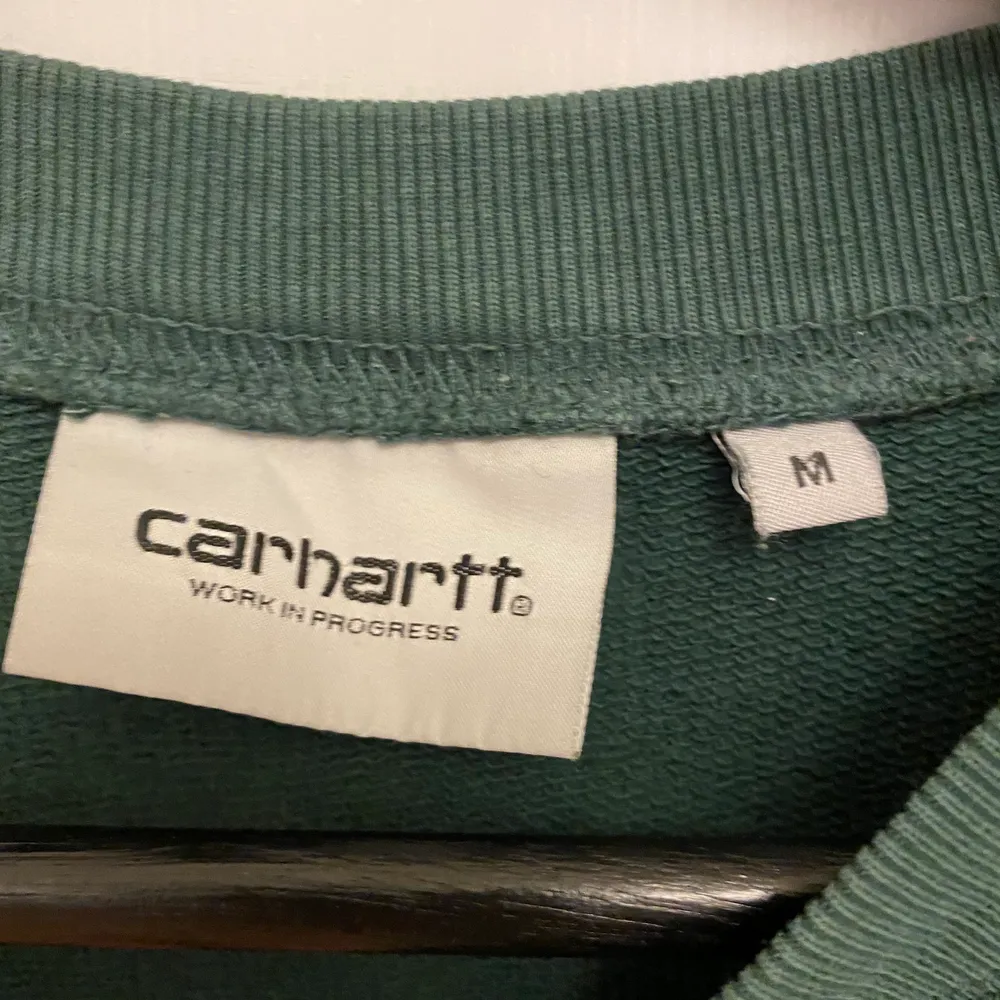 Mörkgrön carhartt tröja riktigt bra skick använda Max 10 gånger säljer pga att den inte används storlek M. Köpte den i vintras. Skriv om ni har frågor. Kolla gärna in mina andra annonser.. Tröjor & Koftor.