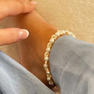 Smycken  - Fotleds smycke! 2 stycken olika, det som skiljer är storleken på de runda pärlorna✨🥰 Båda kostar 60kr/st! Går även att göra som armband om ni önskar🤍