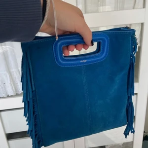 Maje väska  - Säljer min blåa maje väska då jag inte använder den så mycket! Den är i jättebra skicka förutom en liten fläck uppe i hörnet (första bilden)! Man får med dustbag, de långa bandet och en silvrig kedja. 