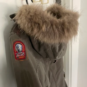 parajumper XS/ XXS - Äldre modell, perfekt som vår/höstjacka även vinterjacka, säljer då den är för liten för mig! strl XS/XXS