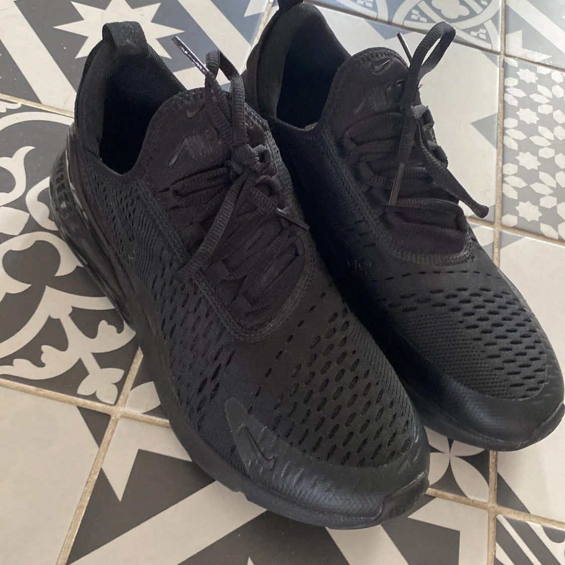 Svarta Nike 270s