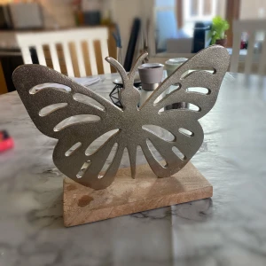 Fjäril dekor  - Köpte ifrån Gekås Ullared för ca 7 mån sen, har bara stått inte riktigt vetat vad jag ska göra med den, kanske något annat gillar den mer? Minns ej nypris.