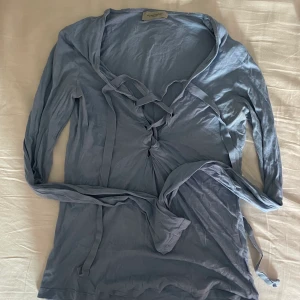 Hunkydory tröja med knytband XS - Långärmad himmelsblå tröja från hunkydory XS Väldigt skönt material! 