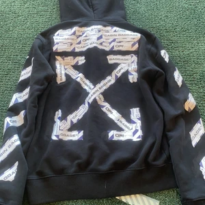 OFF-WHITE c/o  - Här siljer jag min fina OFF-white hoodie på grund av svårigheter med att hitta jobb som en ung man  ☹️ . Tröjan är äkta o det kan man se själv när man scannar den hangtagen som finns på bild nmr 3 .