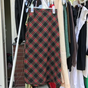 kjol - Snyggaste kjolen, min farmor har sytt typ resår där bak så passar xs och s tror jag! Köpt snabbt skänker snart bort