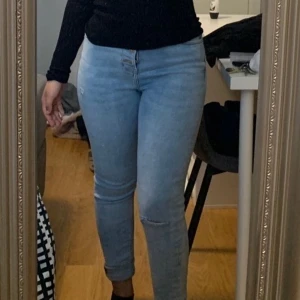 Byxor från Tyskland/Primark - Detta är ett par tajt slitna ljusblåa jeans, ej använda, perfekt skick då de bara legat i garderoben.