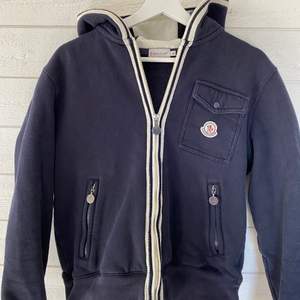 En skön zip hoodie från Moncler. Skick 8/10, använd men inga flaws. Storlek: Medium men passar S-M. Nypris: 5000:- men säljer för 1600 fri frakt eller meetup i Gbg🙌🏼