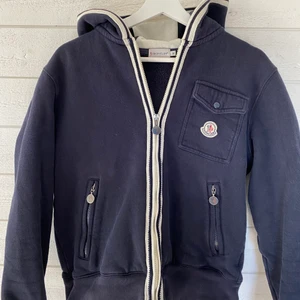 Moncler Zip Hoodie - En skön zip hoodie från Moncler. Skick 8/10, använd men inga flaws. Storlek: Medium men passar S-M. Nypris: 5000:- men säljer för 1600 fri frakt eller meetup i Gbg🙌🏼