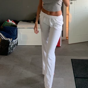 Linnebyxor för långa! - Säljer nu mina byAnastasia linnebyxor som är gjorda för lite längre tjejer. Jag är 178 och de är också jag på bilderna❤️ Säljes på grund av att jag köpt nya helt enkelt. ByAnastasia har lagt ner och finns tyvärr ej längre så byxorna går ej att få tag på! Storleken är Medium men jag brukar vanligtvis ha small. Inköpa för 599kr och väldigt sparsamt använda. Fraktar bara och köparen står för fraktkostnad. Kolla gärna in mina andra annonser då storrensning har gjorts! 💛💛