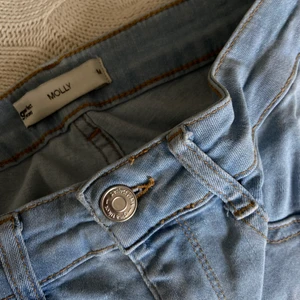Skinny jeans light blue  - Säljer ett par nya högmidjade molly jeans. Finns ej att köpa hos Gina längre. Storlek petite M. Nypris 300kr 💞