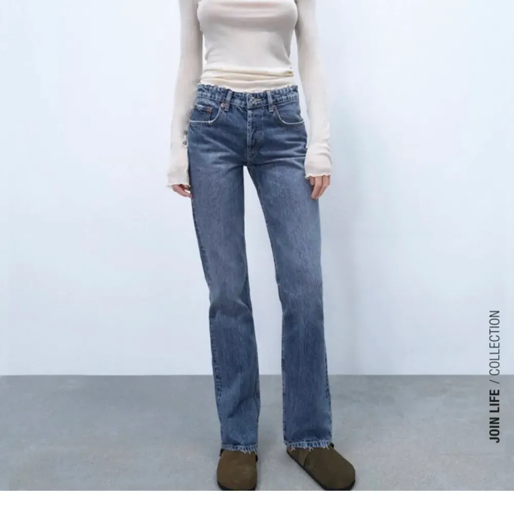Jag säljer dessa mid rise jeans från Zara då de blivit för korta, de är i fick skick, kan skicka fler bilder om det önskas😊 nypris var 360kr . Jeans & Byxor.