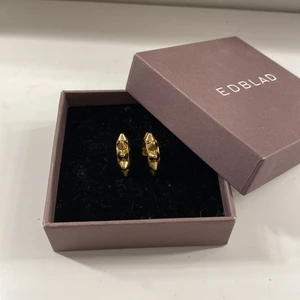 Edblad örhängen - Säljer dessa superfina Edblad örhängen i guld😍 Säljer pga att de inte kommer till användning, de är använda ca 5 ggr och är i superbra skick🤩❤️ !!KÖPAREN STÅR FÖR FRAKT!! kan även tänka mig att byta till något i samma prisklass❤️