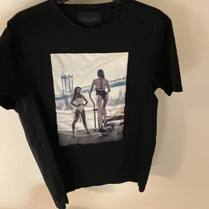 Limitato  - Mycket bra skick, skriv för fler foton vid intresse. Pris kan diskuteras, köparen står för frakten. Storlek: M