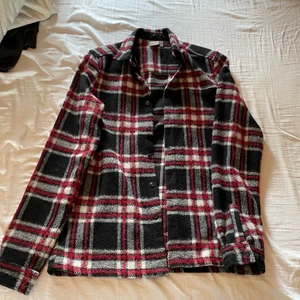 Overshirt från Asos - En rutig lite varmare overshirt i ull till kallare tider eller även kalla sommarkvällar! Bra skick, pris och annat diskuteras privat!