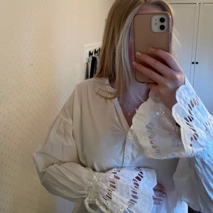 Skjorta med utsvängda ärmar - Jättefin skjorta med utsvängda ärmar, perfekt till sommaren strl xs med passar upp till M 