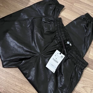 Zara byxor - Zara byxor i storlek S, jättefina och helt oanvänd 💕