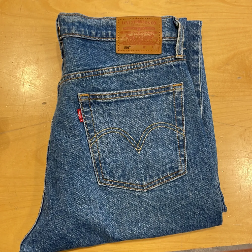 Har storlek L och dessa är på gränsen till för små. Helt helt nya! Har enbart tagit av prislappen och provat dem och sen har dem bara legat i garderoben! Nypris 1049kr . Jeans & Byxor.