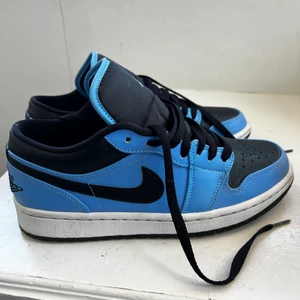 Jordans - Ett par Jordan lows, köpta på SNS i sthlm för något år sedan, äkta. Endast använda fåtal gånger, säljer pga ingen användning 🤍