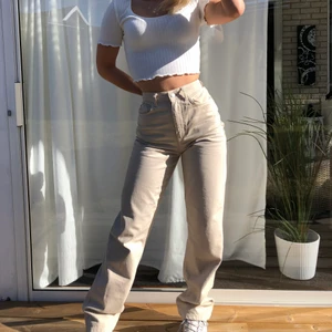 Beige jeans NAKD - Säljer dessa fina beige jeans från NA-KD som tyvärr blivit alldeles för små. De är i stl 32 men skulle säga att de är mer som XS/34. Det är inte orginal dragkedja då den gamla sprack, men de har lagats i ett bra skick i butik så skulle säga att de nu är mer hållbara än innan. Buda<33 (jag är 162cm)