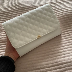 Väska - Säljer en vitt Don Donna väska! Den är ny, har inte använd den och kommer inte använda för den passa inte till min stil.