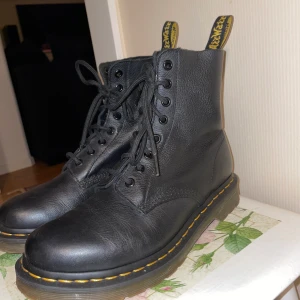 Dr.Martens nyskick - Köpta för 1700kr, mitt pris 800kr. Använda en gång bara, säljer pågrund av felköp av storlek. Köparen står för frakten. 🌸