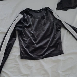 Storlek xs - En tröja ifrån bik bok som ha används en gång köparen står för frakten 📦