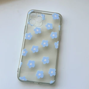 Mobilskal  - Mobilskal, genomskinlig med ljusblåa blommor.    Böjbart, fint, inte använt mycke bra skit och inte sönder. Fick den i födelsedagspresent så vet inte vart den kommer ifrån.