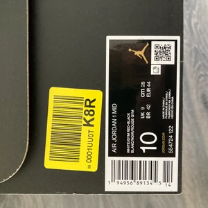 Jordan 1 mid gym red - Jordan 1 mid gym red Storlek 44 Skick på skorna 7,5/10 Skick på boxen 6/10  Crease skydd ingår Liten crease på högerskon  Båda skorna är lite missfärgade pga skosnören 