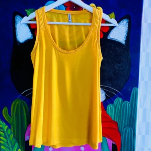 Helt ny senapsgul blus st. S - 62 cm lång, storlek S. Hämtas i Hornstull eller skickas mot fraktkostnad (26kr) ❤️