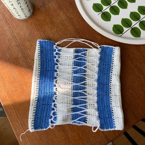 Virkad topp - En bandeutop som jag har virkat själv i 100% bomull. Korsettsnörning i ryggen som gör så att du kan anpassa storleken själv. Tycker verkligen att den blev superfin och hoppas att ni också gör det. Ställ frågor om ni har☺️ Köparen står för frakt❤️