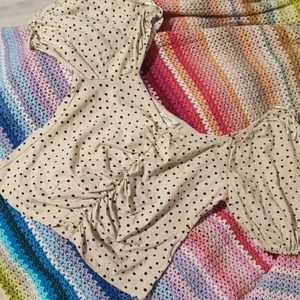 Prickig topp med ballongärm - Söt prickig tröja med ballongärmar. Från Monki i storlek M. Fint skick!