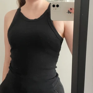 Svart topp  - En svart topp från monki i bra skick ,och stretchigt matrial 🖤