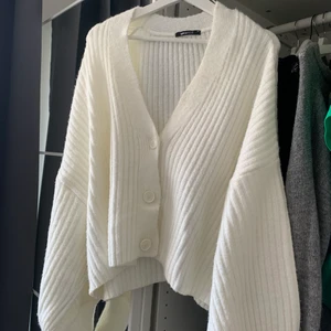Vit Stickad Kofta - Jätte fin vit stickad kofta från Gina Tricot  som är ganska oversized men jätte mysig. Säljer då den inte längre kommer till användning.💕. Använd fåtal gånger Denna finns inte längre i sortimentet men köptes för 350kr                                                             