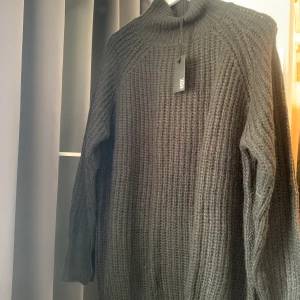 Svart stickad tröja  - En vanlig svart stickad tröja med lite krage från lager 157. Aldrig använd, prislapp kvar. Säljer då den inte kommer till användning tyvärr.                                                         Nypris 150kr